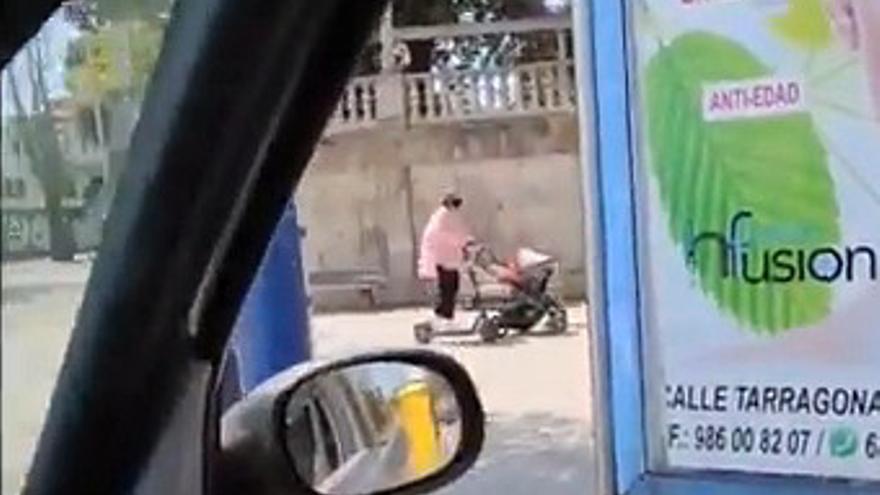 Así 'circula' una madre viguesa encima de un patinete eléctrico mientras pasea a su bébé en el carrito