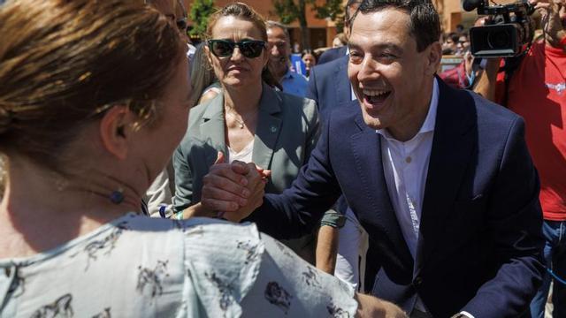 El candidat del PP i aspirant a la reelecció, Juanma Moreno, saluda un grup de veïnes del barri de Sevilla Este. | JULIO MUÑOZ / EFE