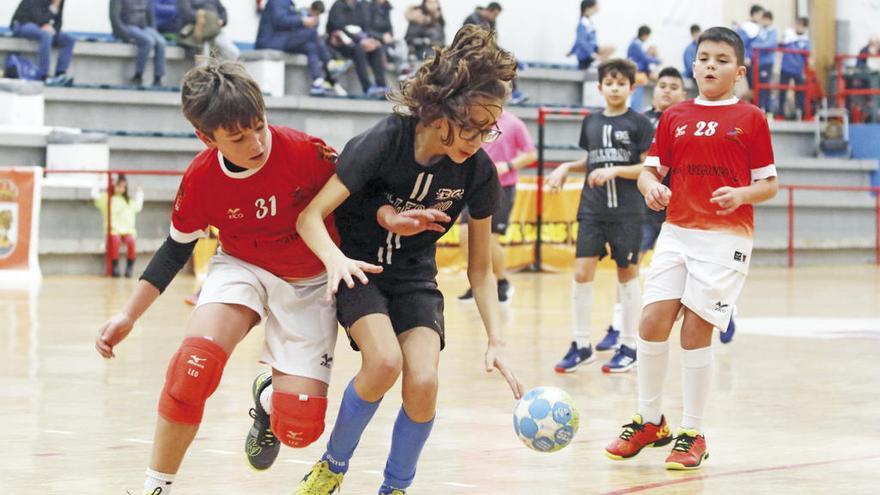 Un jugador del Abegondo intenta robar el balón a una jugadora del Culleredo. // Alba Villar