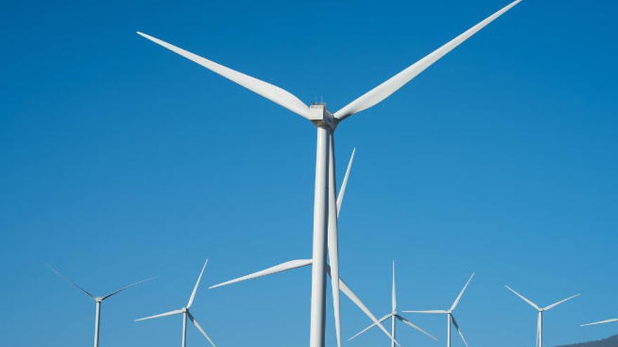 Algunos de los últimos aerogeneradores instalados en la zona de Las Eras, en el municipio de Fasnia.