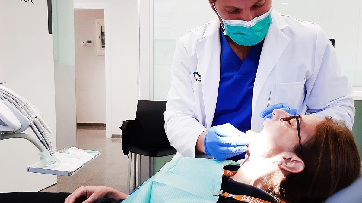 Un dentista trata a una paciente.