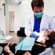 Un dentista trata a una paciente.