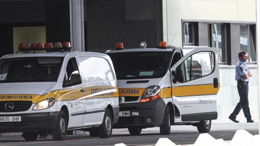 Ambulancias, a la entrada de urgencia del Cunqueiro en una imagen de archivo. // Adrián Irago