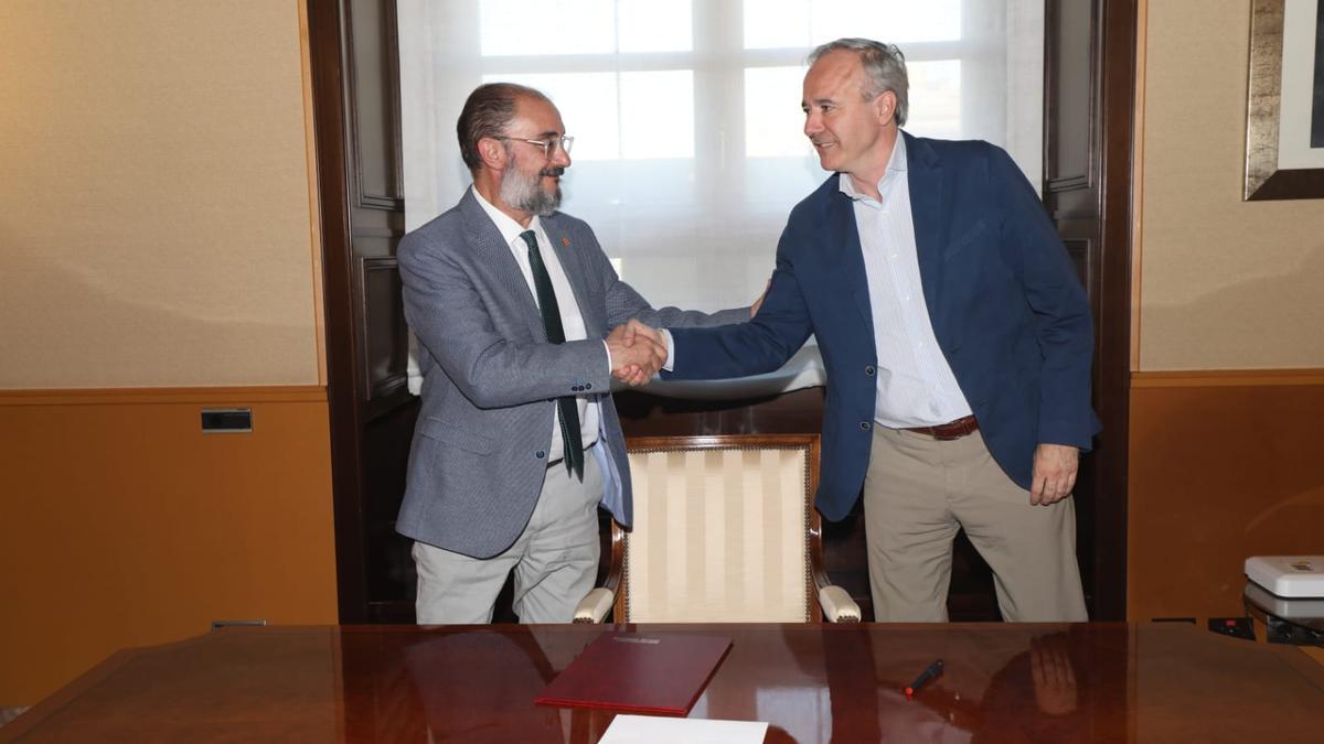 Javier Lambán y Jorge Azcón, durante la firma de la carta de interés para que Zaragoza sea sede del Mundial.