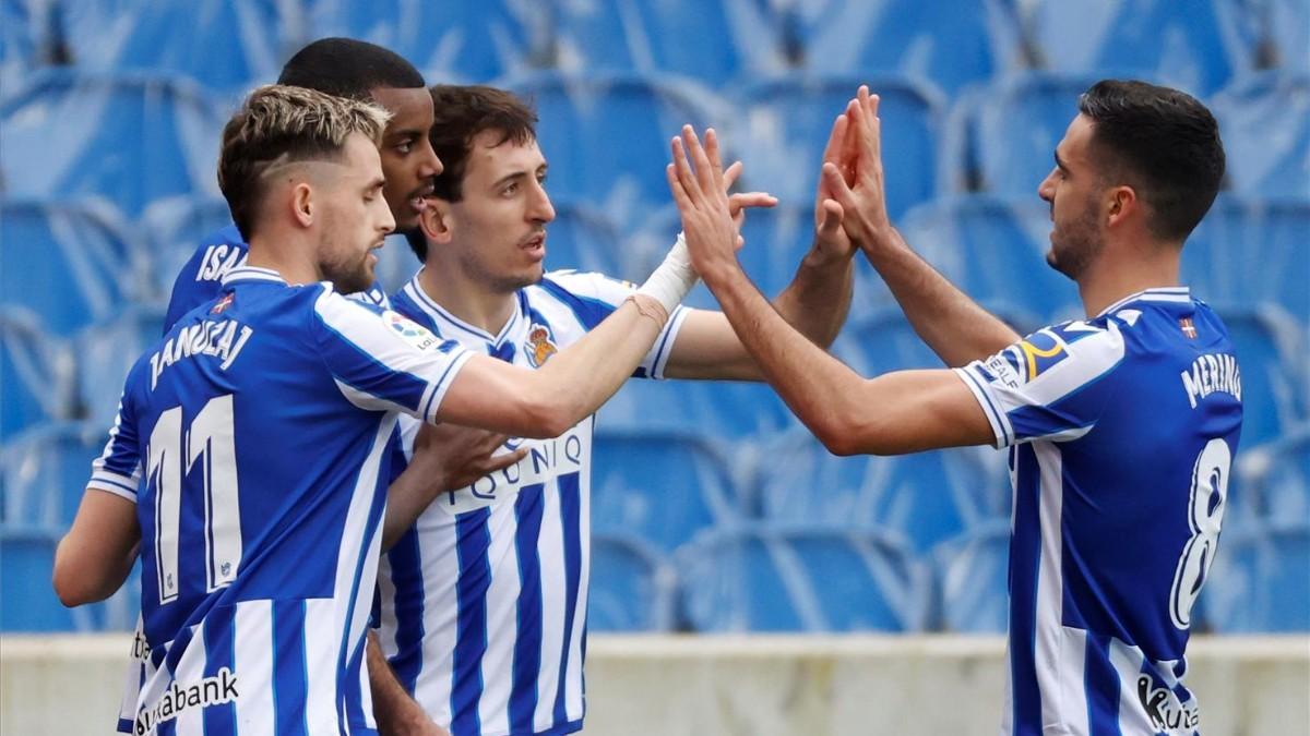 Los jugadores de la Real celebran uno de los goles.