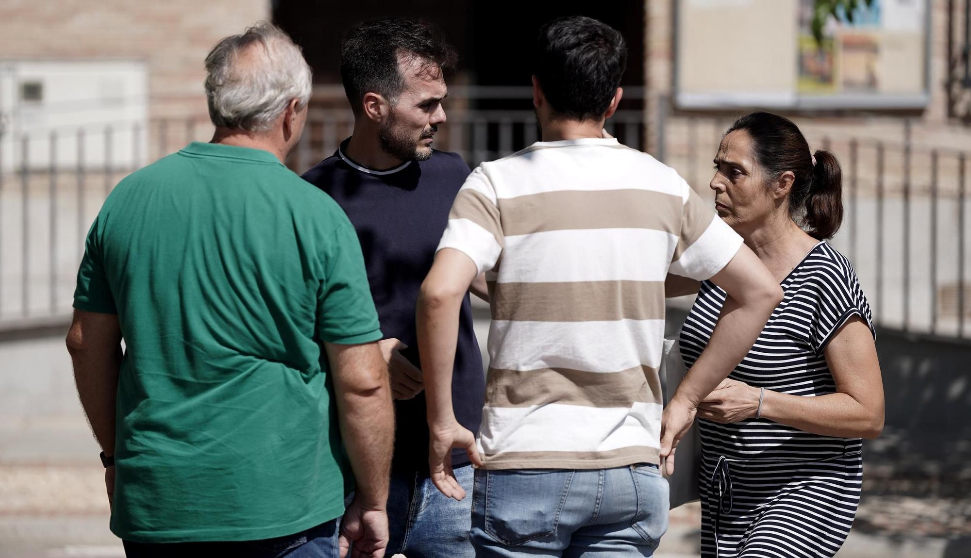 Hasell Sánchez, primo de Mateo, niño de 11 años, asesinado en el polideportivo del pueblo, y portavoz de la familia, ,hace unas declaraciones en la plaza de Mocejón, Toledo.