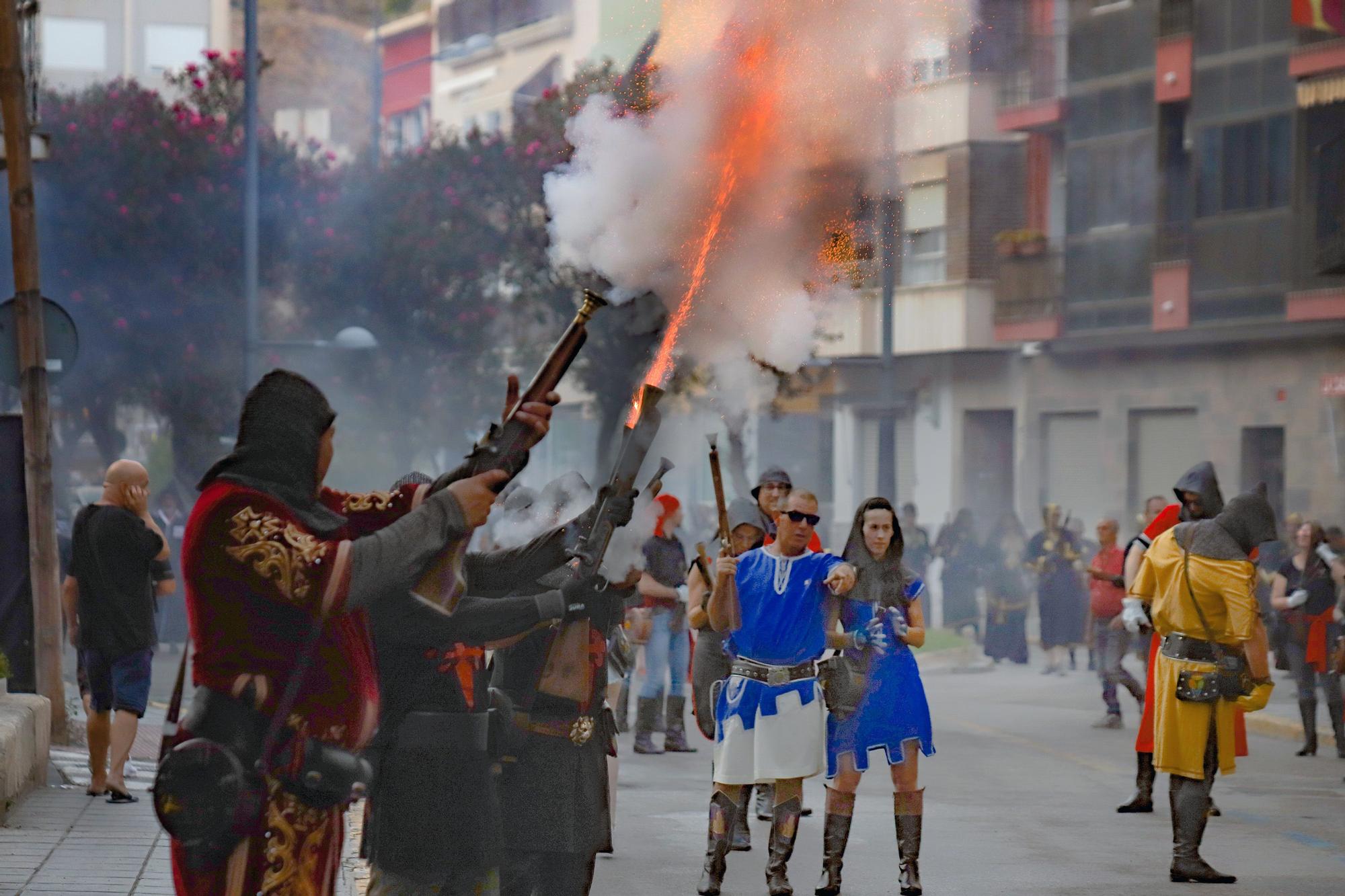 La pólvora abre paso a la fiesta en Orihuela