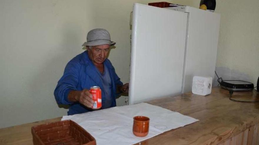 Servicio de un refresco y el vaso del dinero sobre el mostrador.