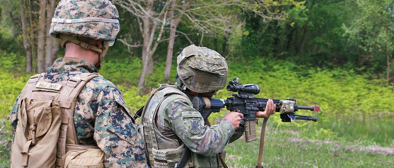 Dos militares durante las maniobras en Barro.