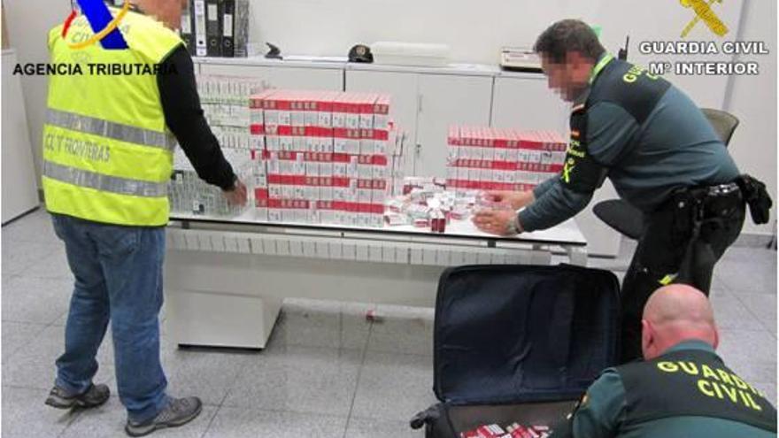 Alijo de tabaco de contrabando incautado a un pasajero en el aeropuerto de El Altet.
