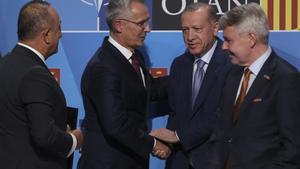 Tayyip Erdogan con Jens Stoltenberg tras la firma del memorando con Finlandia y Suecia