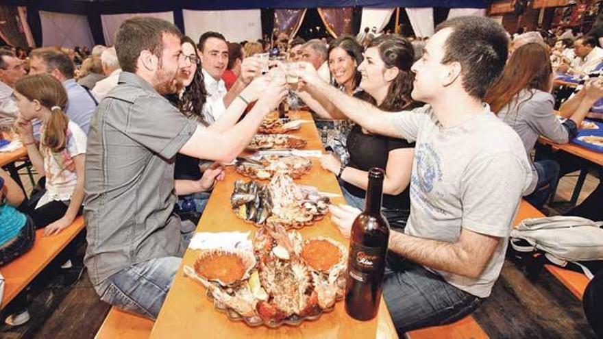 Una mesa disfruta de una mariscada con lo mejor del mar de Galicia.