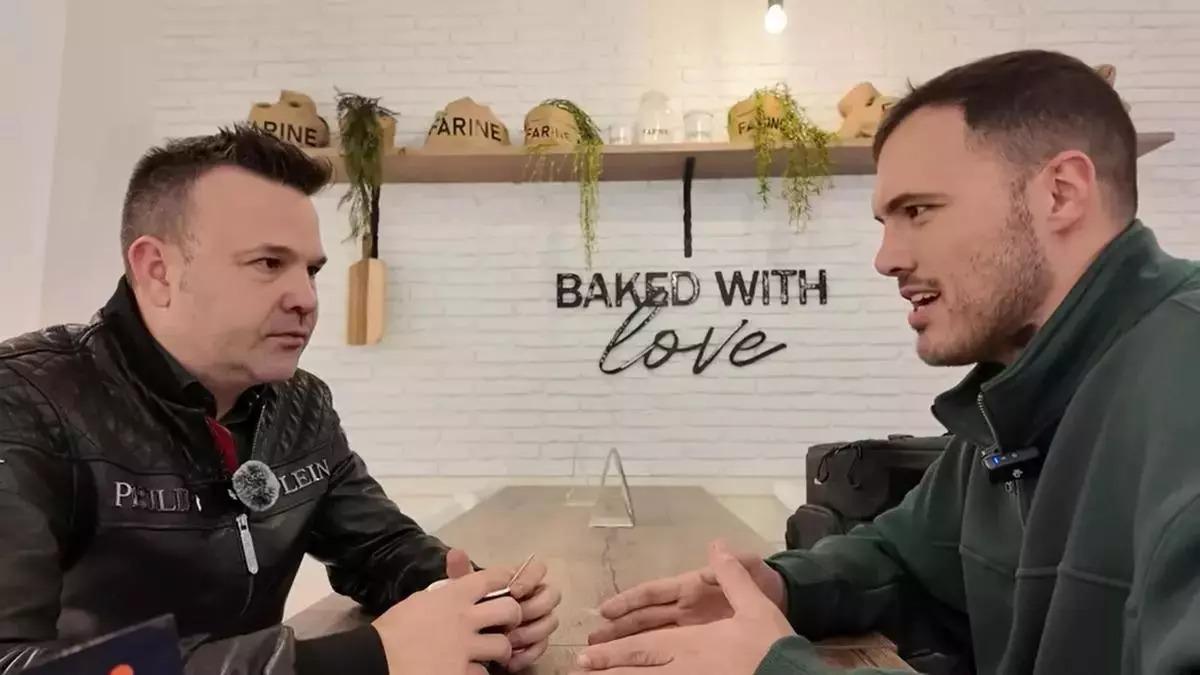 José Elías y Éric Ponce conversando en el pódcast 'Búscate la vida'.