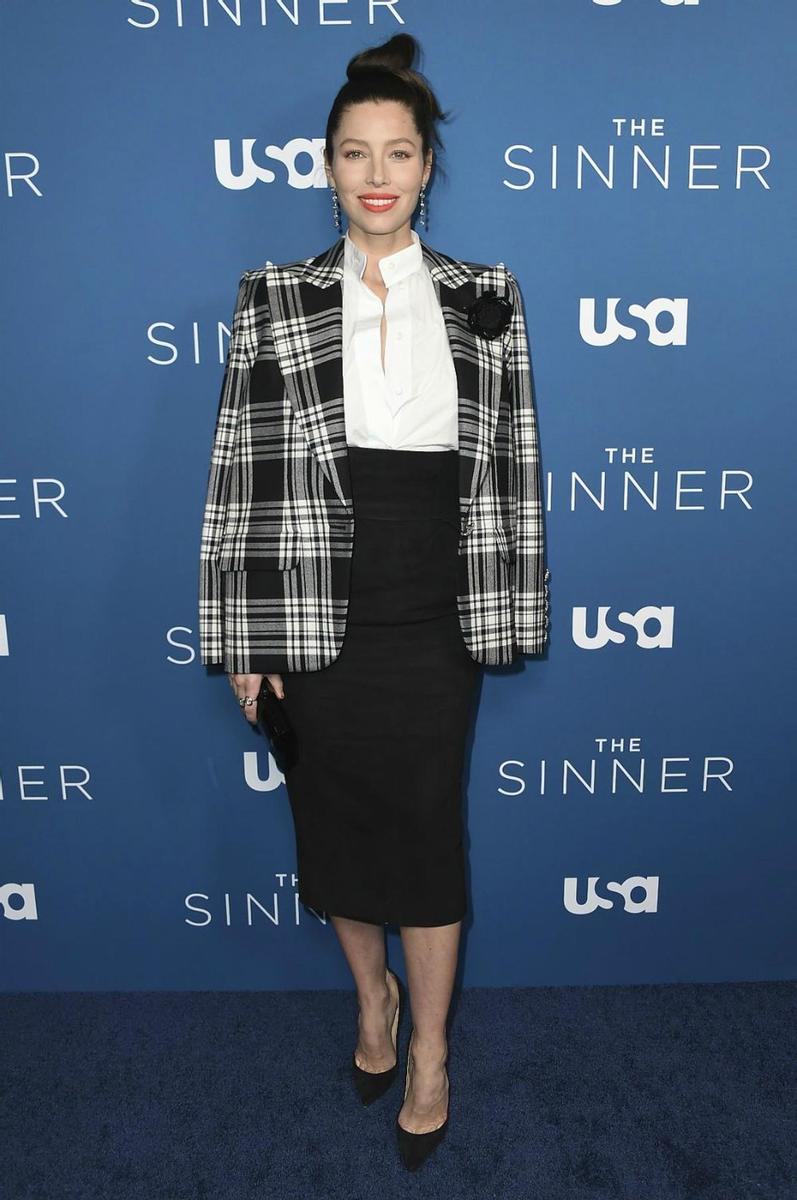 Jessica Biel con falda negra, camisa blanca y blazer de cuadros