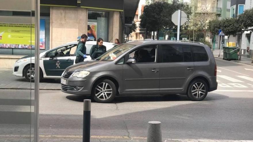 A prisión por escupir a un agente y violar la cuarentena