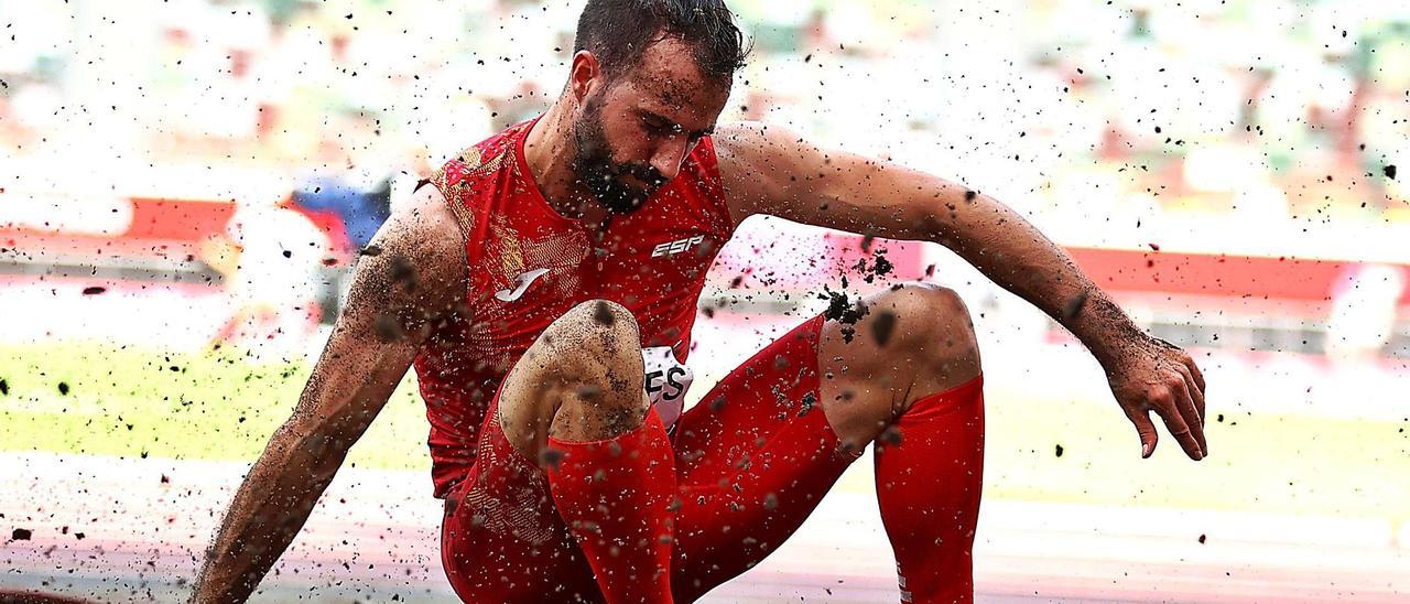 El saltador de Onil Eusebio Cáceres aterriza en el foso del estadio olímpico de Tokio después de su mejor salto en el concurso de Longitud, ayer. | ANDREW BOYERS / REUTERS