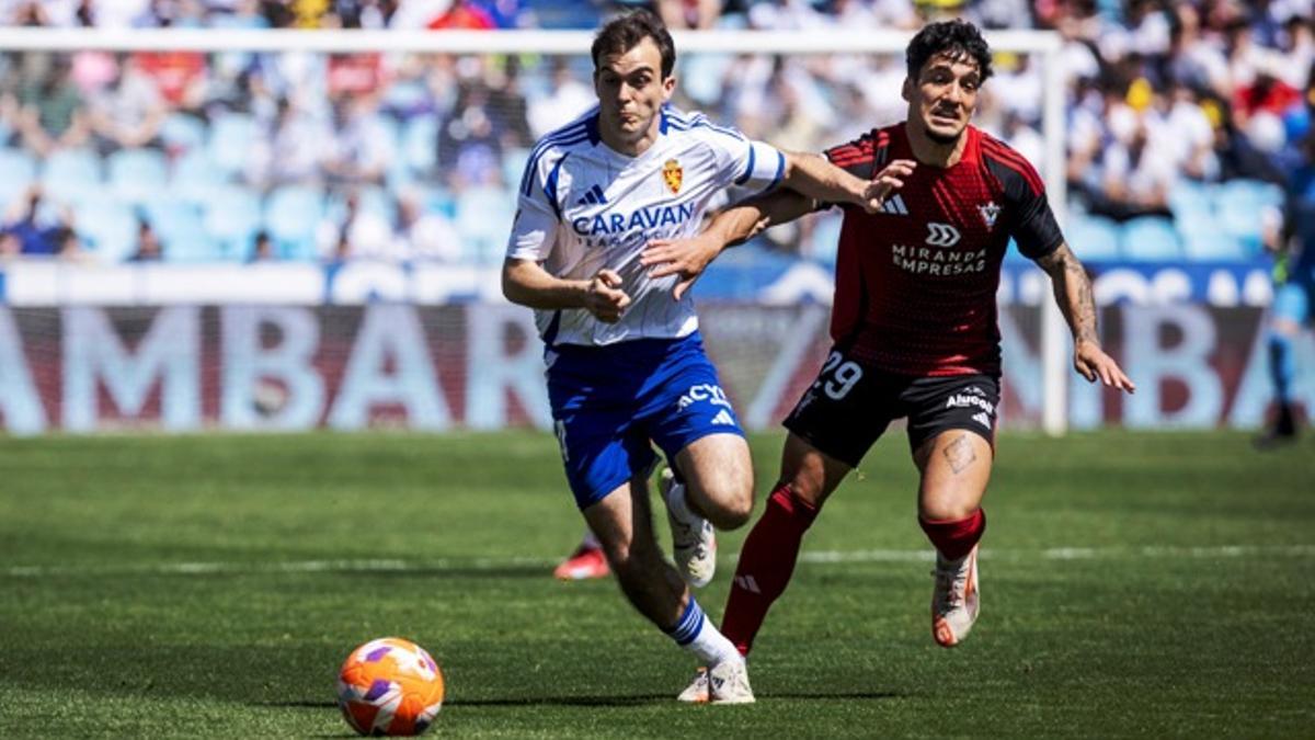 Francho conduce un balón por el costado derecho del ataque del Real Zaragoza ante la oposición de Iker Benito.