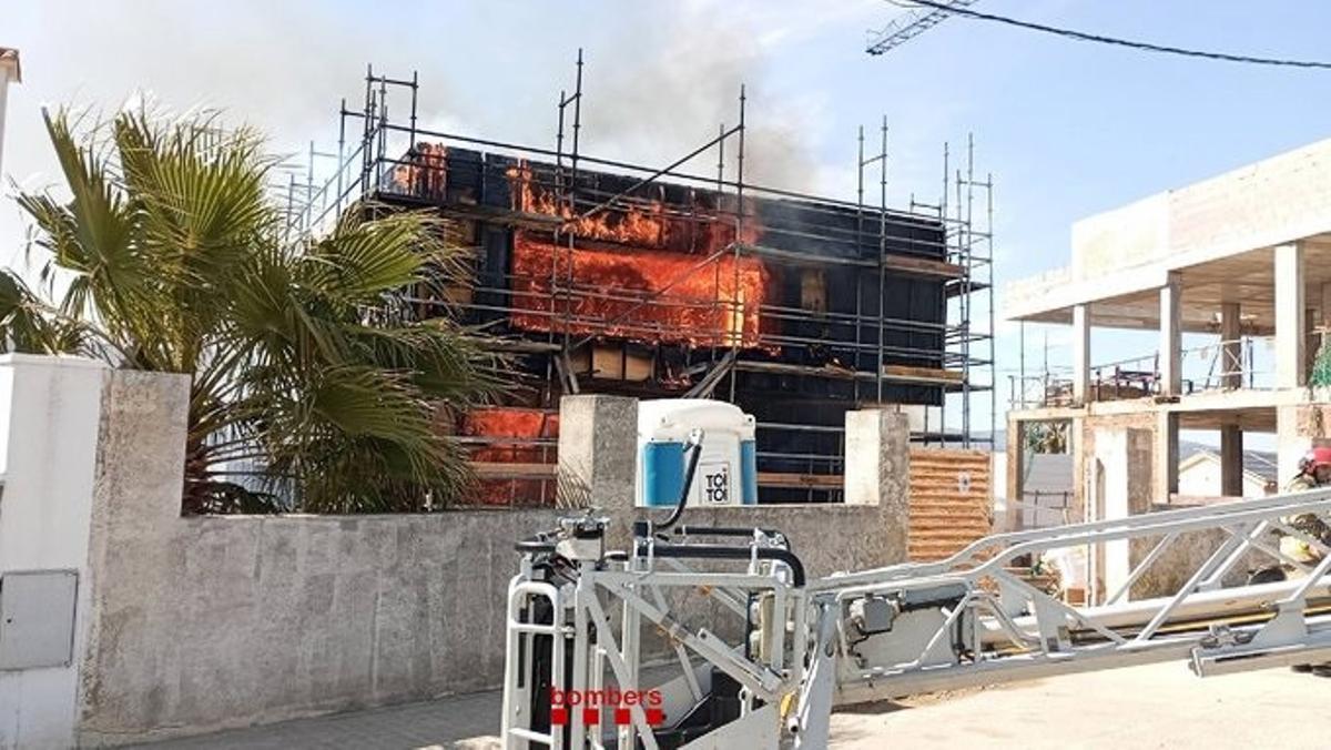Un incendio en una casa de madera en construcción en Sant Pere de Ribes (Barcelona)