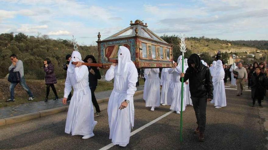 Los penitentes llevan la urna con Cristo muerto en el Viernes Santo del pasado año.