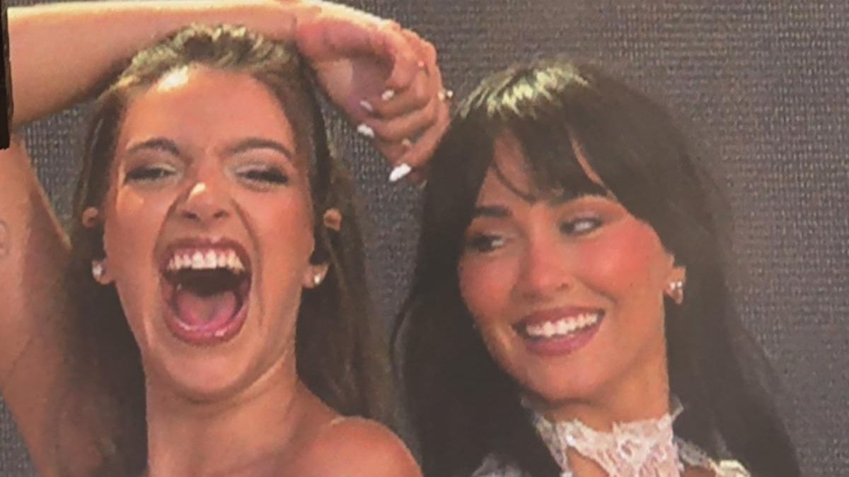 Aitana y Ana Guerra en el show de Barcelona tras cantar 'Lo Malo'