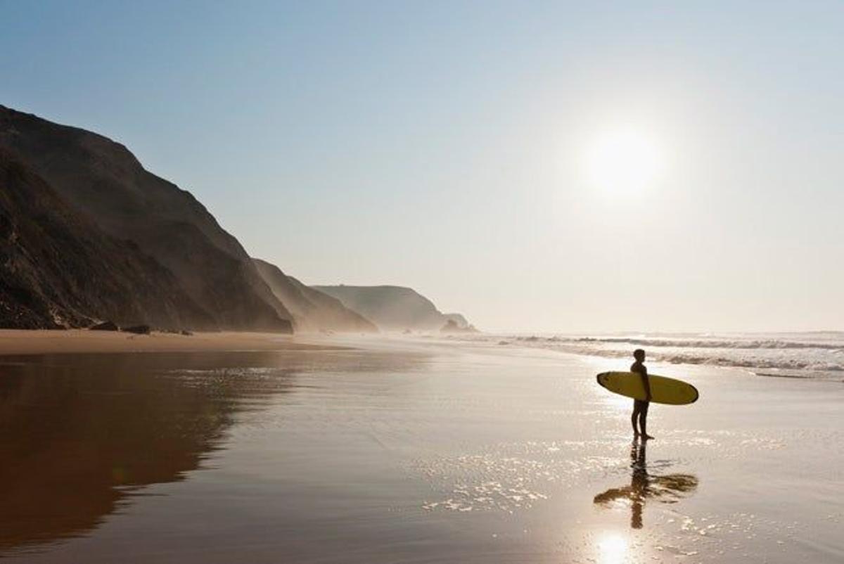 Surfista en la playa de Sagres.