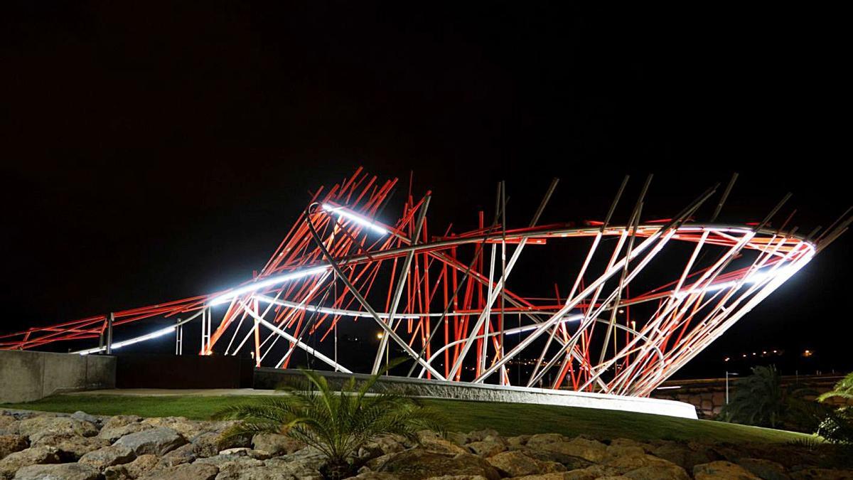 Vista de la nueva iluminación nocturna en la escultura de Juan E. Correa en el parque de Tamaraceite Sur | | LP/DLP