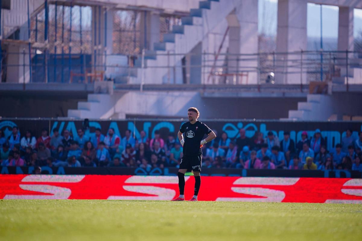 Andrei Radu durante el partido contra el Deportivo Alavés en el que sufrió molestias