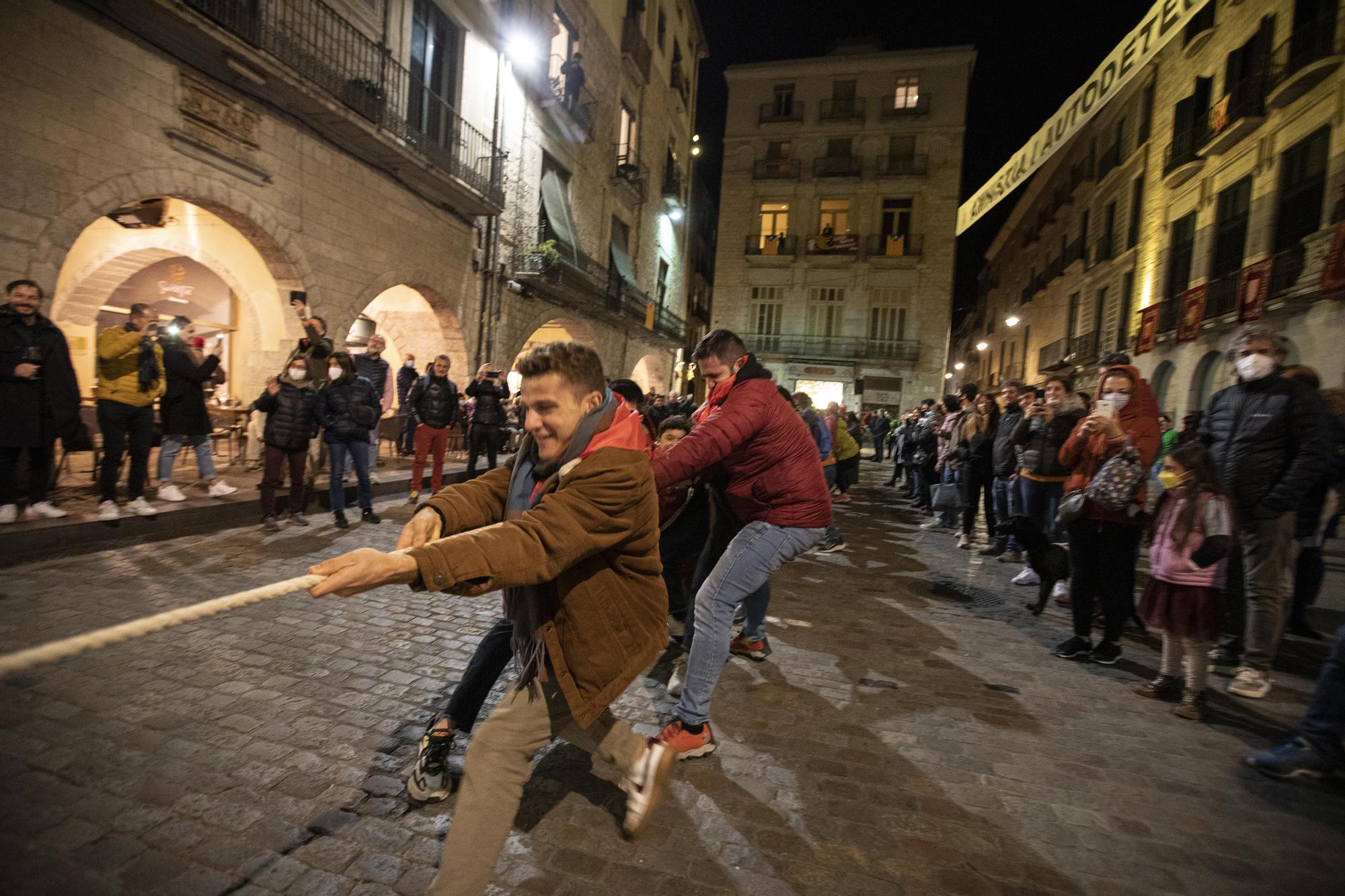 Estirada de corda a la plaça del Vi