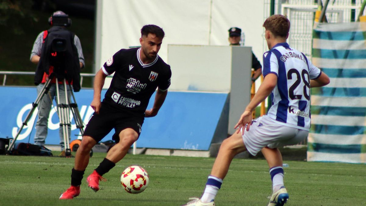 Carlos Doncel, con el balón, durante el partido ante el Real Sociedad B.