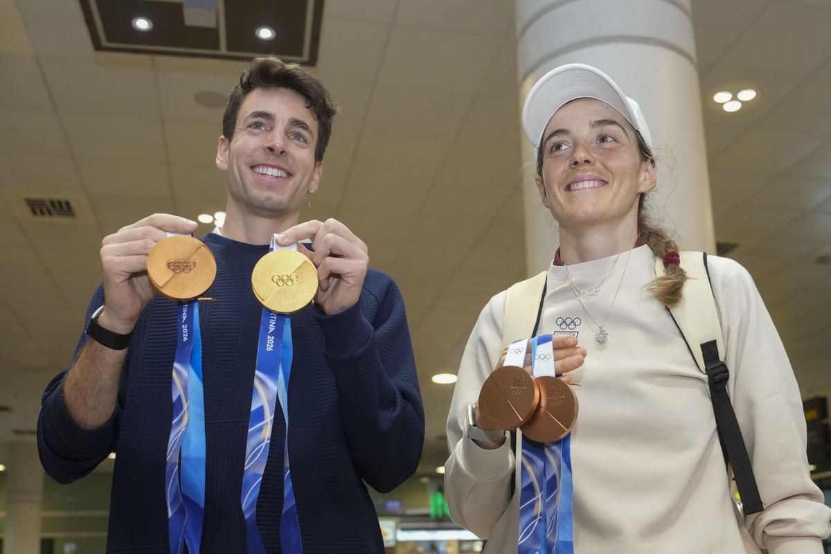 BARCELONA, 23/02/2026.- Los doble medallistas olímpicos Ana Alonso y Oriol Cardona, a su llegada este martes al aeropuerto de Barcelona. EFE/Enric Fontcuberta