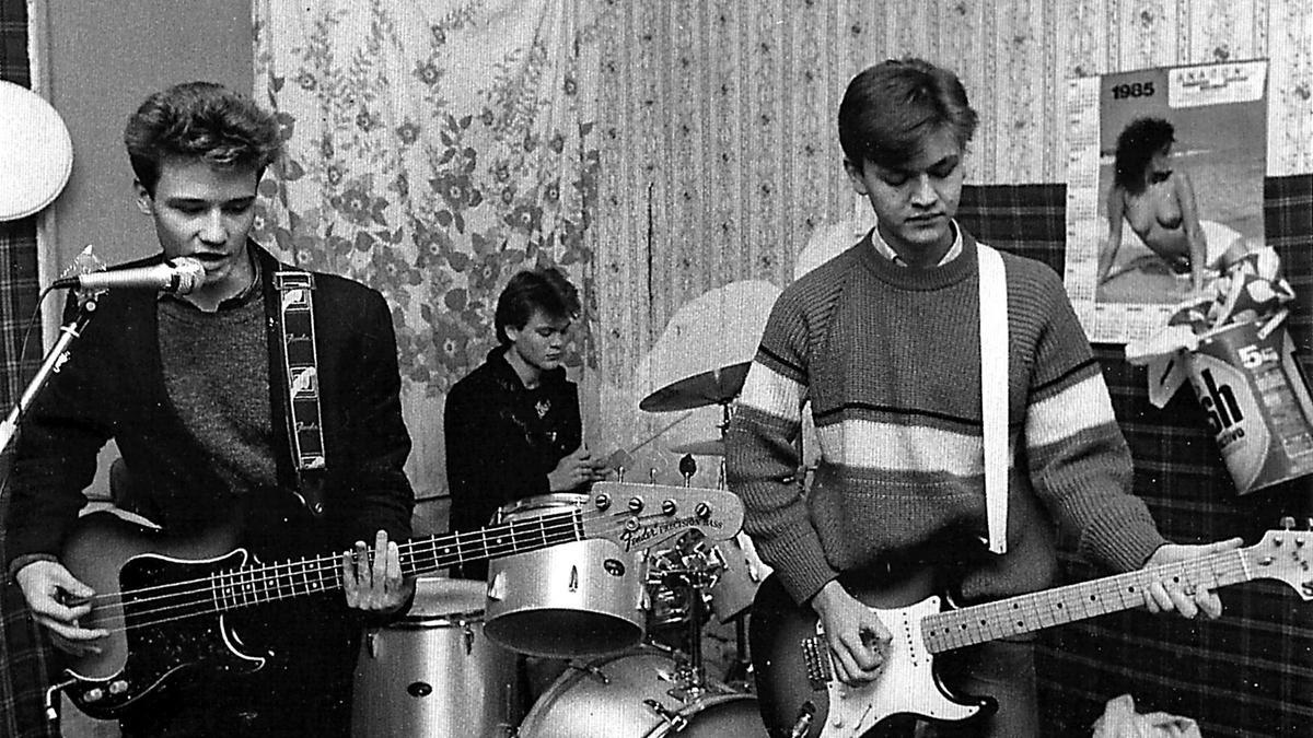 Héroes del Silencio ensayando en casa de los hermanos Valdivia el año de su formación, 1980