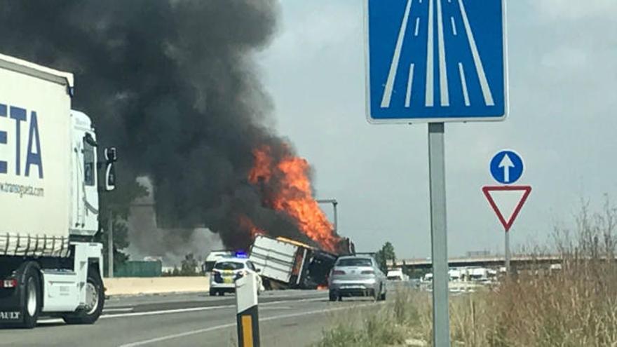 Cortan la A-7 en l'Alcúdia tras volcar y arder un camión