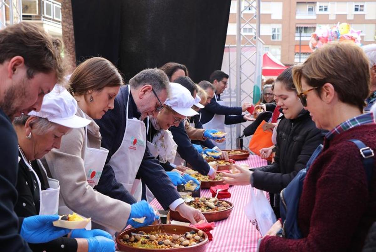 Reparto de arroz 'rossejat' en Torrent.