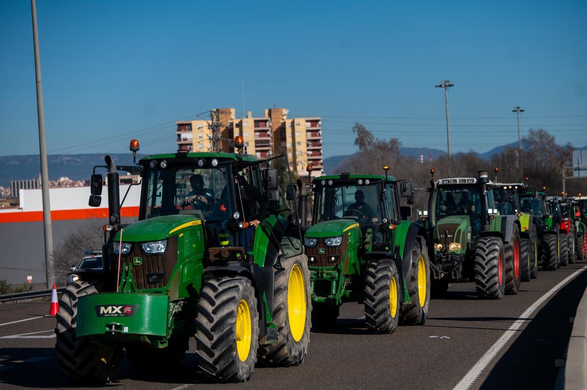 Tractores llegan por la autovía A-27 al puerto de Tarragona, a 13 de febrero de 2024, en Tarragona, Catalunya (España)