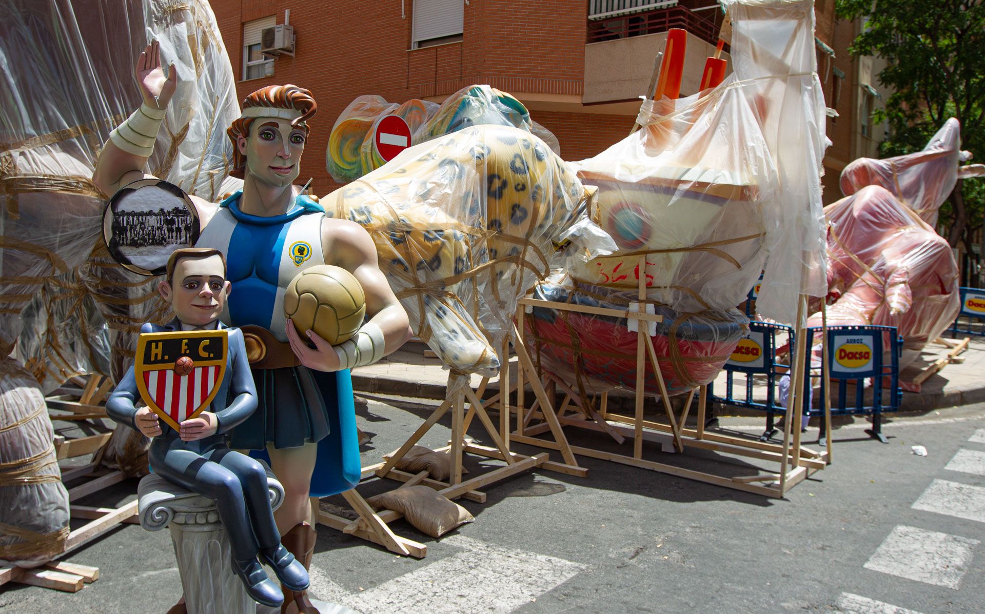 L+as Hogueras Especiales ya están en las calles