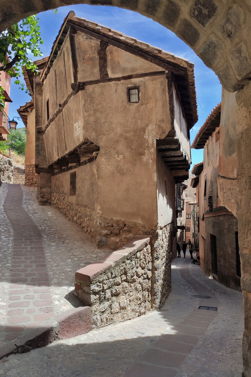 Casa de la Julianeta sobre el Arco de Medina