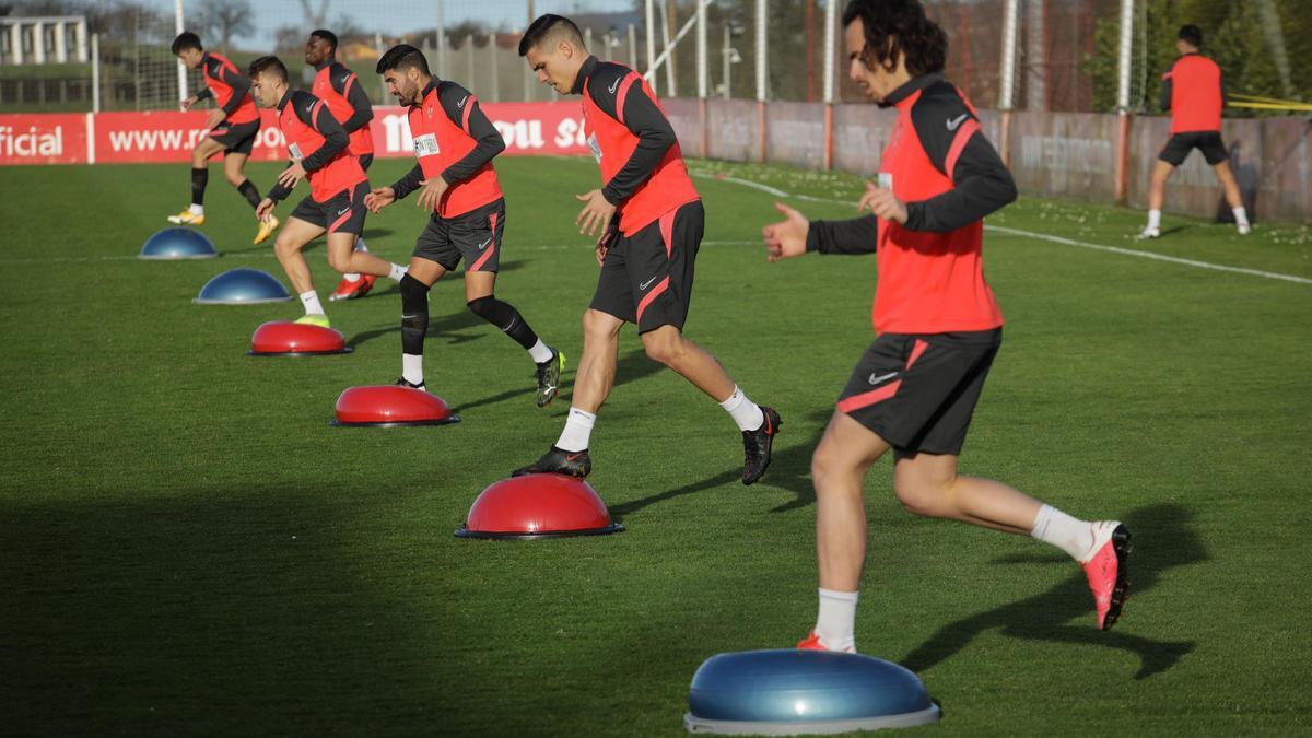 Por la derecha, Pelayo Suárez, Djuka, Carmona, Bogdan, Neftali y Pedro Díaz, durante el entrenamiento del Sporting.