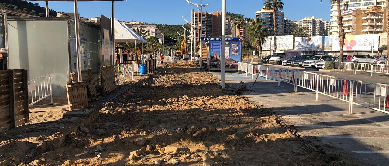 Los trabajos que se están realizando en el paseo de la Cala de Finestrat.