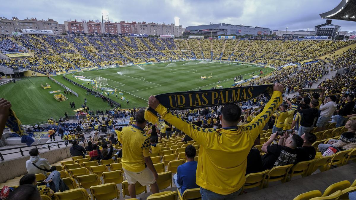 Un aficionado de la UD luce con orgullo una bufanda del equipo en los prolegómenos del choque de ida del playoff ante el Málaga, en el Gran Canaria.