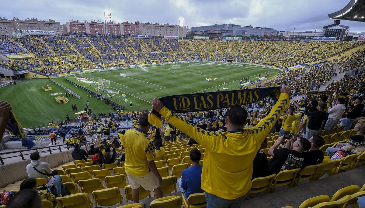 Un aficionado de la UD luce con orgullo una bufanda del equipo en los prolegómenos del choque de ida del playoff ante el Málaga, en el Gran Canaria.