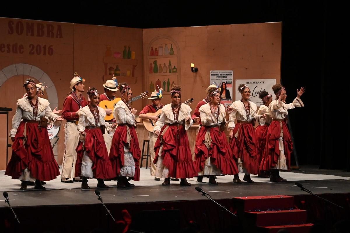 Los chicos de Los Mini-folks durante su presentación en preliminares del Comba 2026.