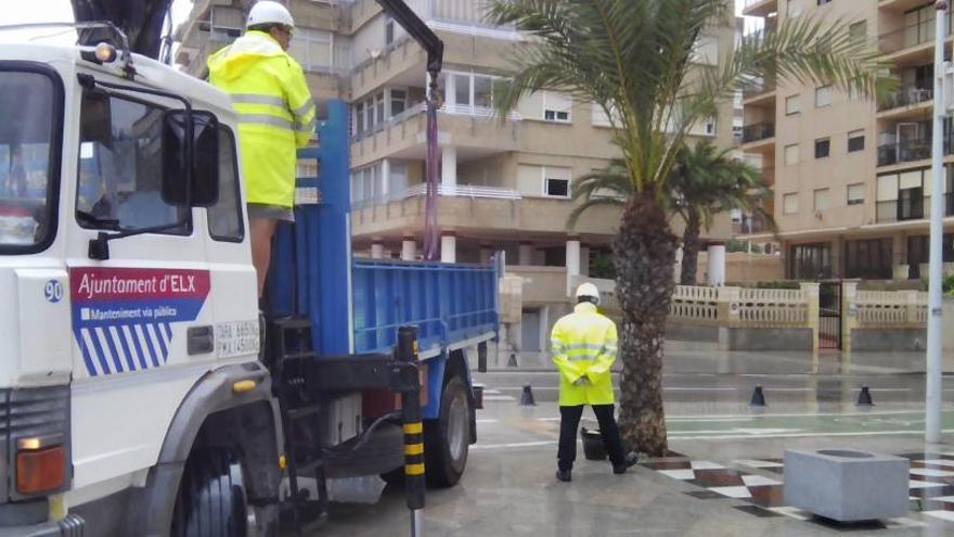 Comienzan a instalar bases de maceteros en el paseo de Arenales del Sol