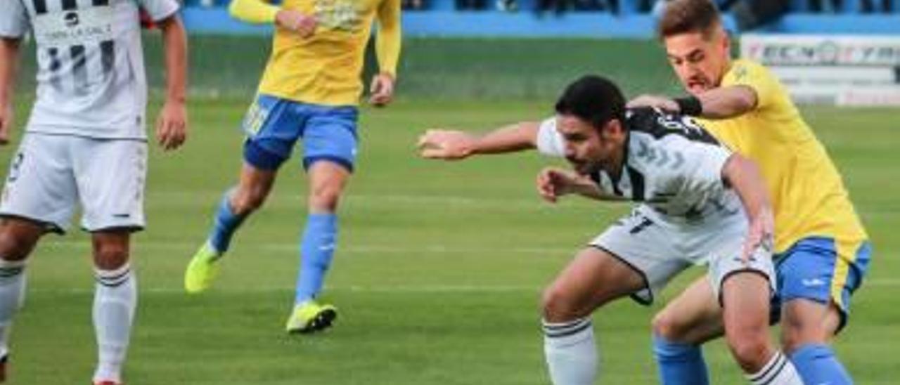 Un jugador del Orihuela presiona a un rival en el encuentro disputado ayer en Los Arcos.