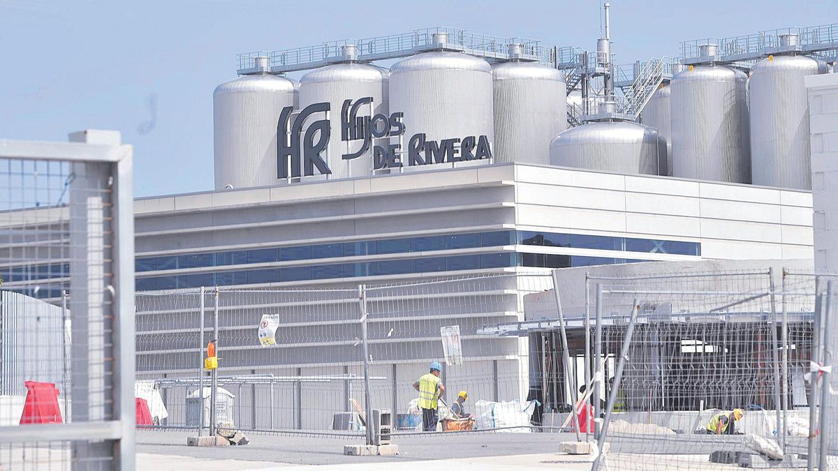 Trabajadores dan los últimos retoques a la fábrica de Morás el pasado lunes.
