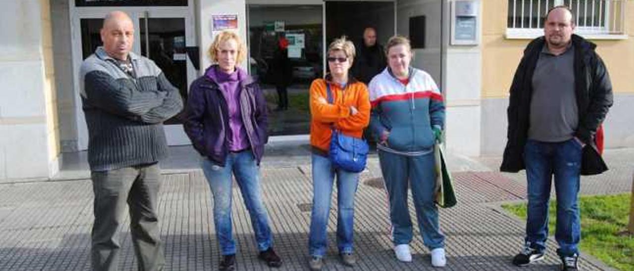 Un grupo de usuarios, delante del consultorio de El Berrón.