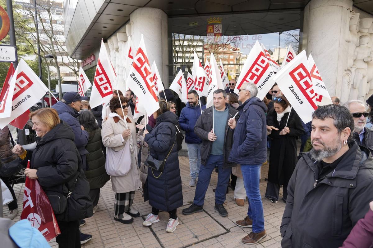 Concentración CCOO ugt por residencia tres árboles