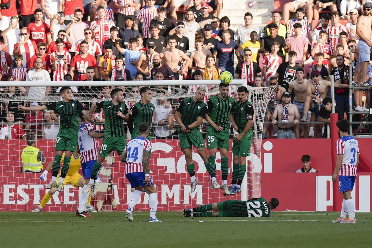 Aleix Garcia lanza una falta en el Girona-Eibar