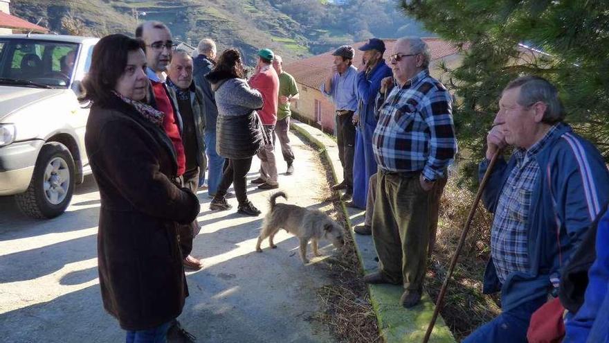 María Jesús Álvarez y el alcalde José Víctor Rodríguez, con los vecinos de Las Tiendas.