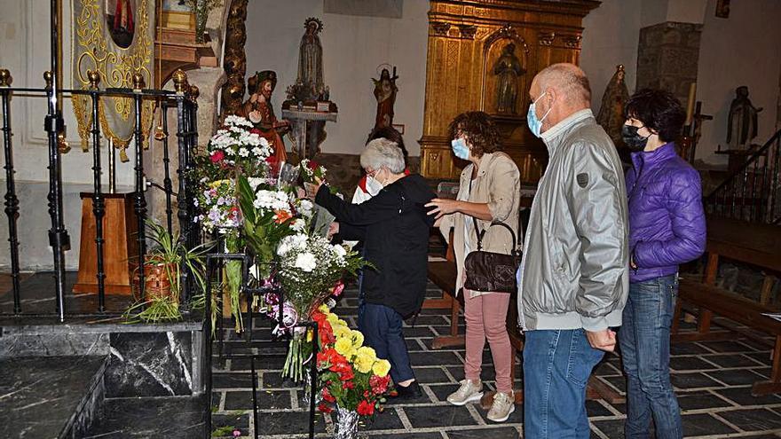 Ofrenda floral a la Virgen de La Carballeda. | A. S.