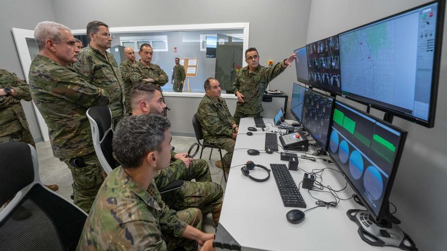 El JEME supervisa en Cerro Muriano el nuevo simulador del vehículo Pizarro desarrollado por Indra